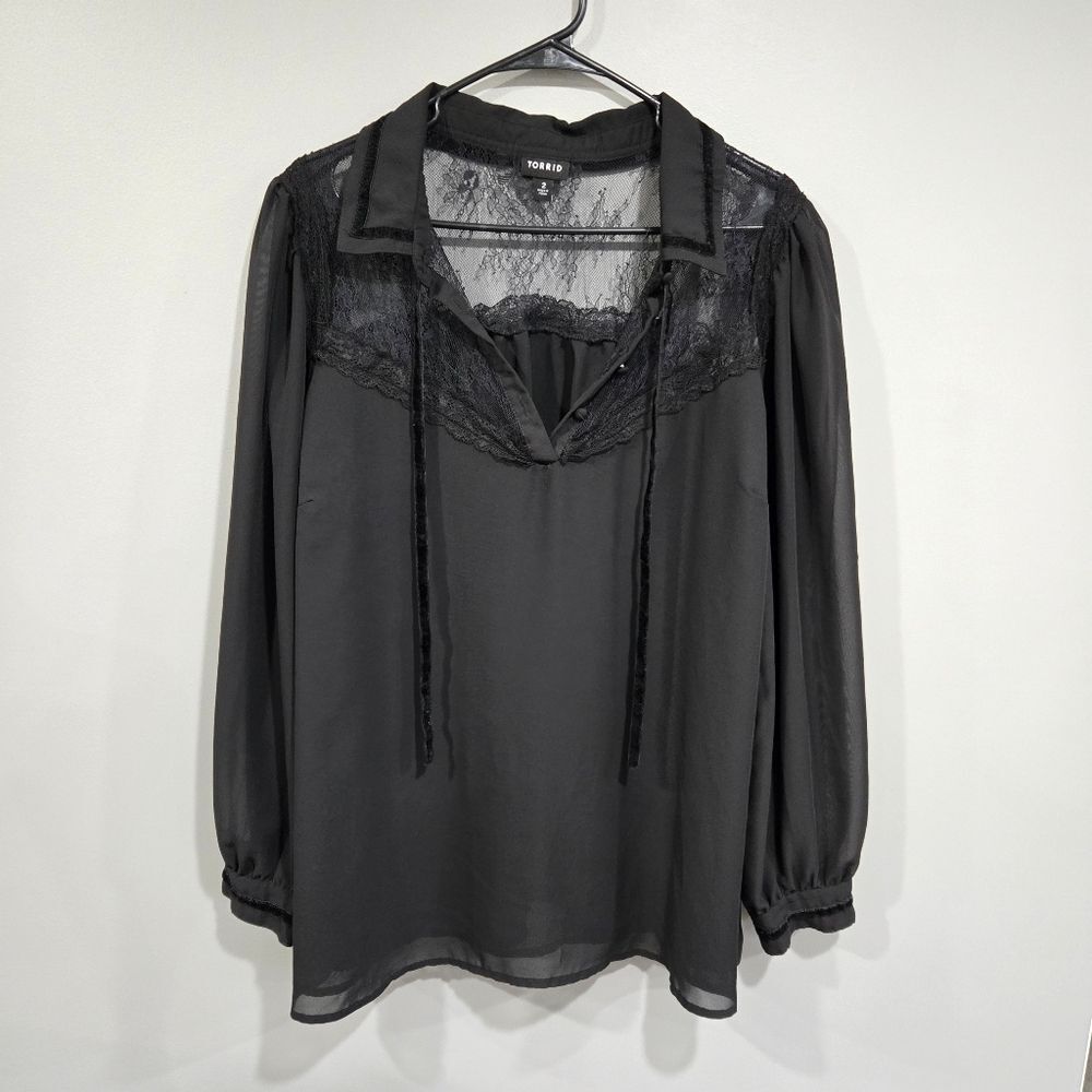 🐢 Torrid Black Chiffon Lace Shoulder Top.  Size 2X.